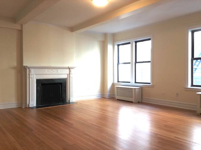 NO FEE!! MINT 3 BD, 2.5 BATH IN PS 6 SCHOOL DISTRICT! RIGHT OFF PARK AVE! 24 HR D/M