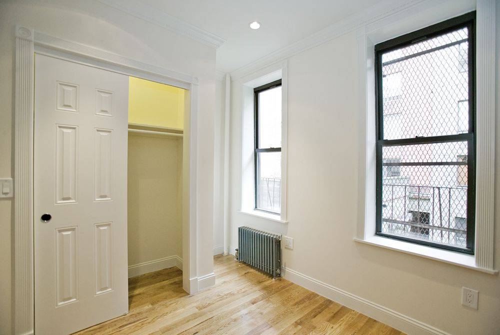 _NO BROKER FEE_Gut Renovated One Bedroom in Greenwich Village_Exposed Brick_Washer/Dryer in Unit_Stainless Steel Appliances_