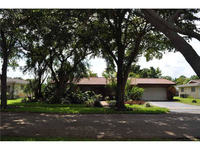 4-bedroom 2 bath pool home located in the desirable Plantation area with NO HOA