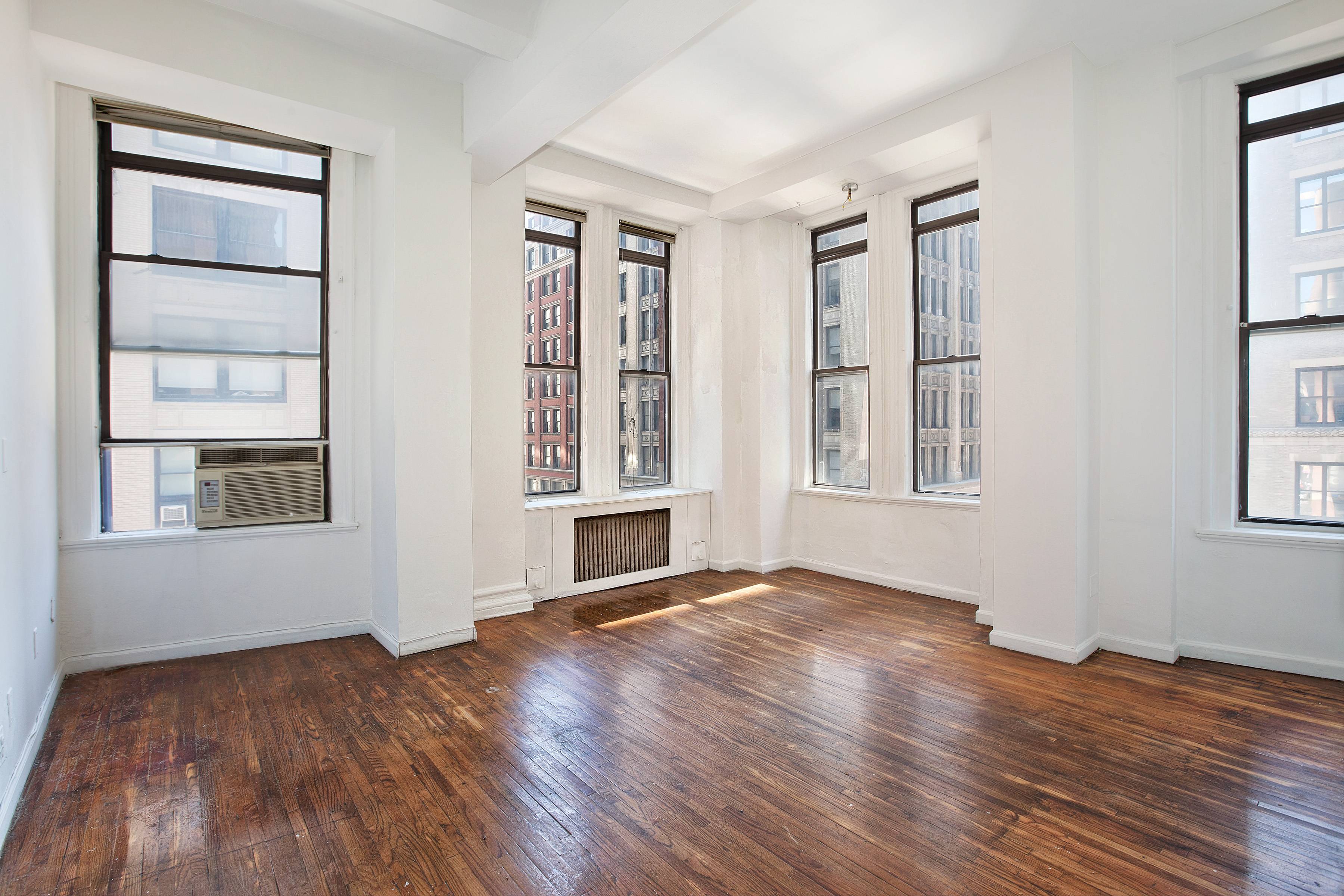 Flatiron Super-Sized LOFT (4) Over-Sized Windows Sun-Blasted 12FT Ceilings North & Eastern Exposure Pet Friendly Close to Union Square