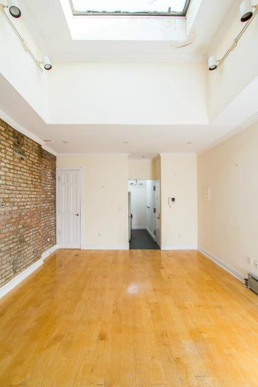 This is a Fantastic 1 Bed Rm Penthouse w/ Skylights and Southern Exposure.