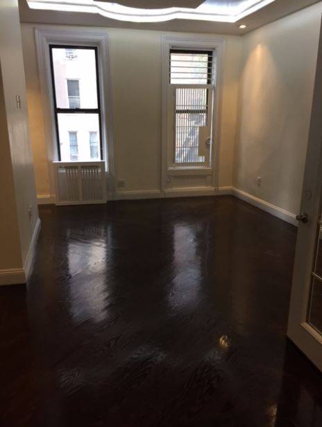 HUGE AND BEAUTIFUL 800 SQ FT 1 BEDROOM IN UPPER EAST SIDE- GREAT LOCATION- $2,750!!