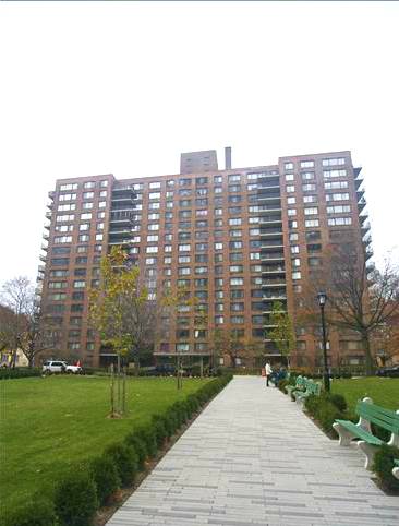No Fee Doorman huge 1BD facing East featuring an open kitchen and great closet space for only $3300