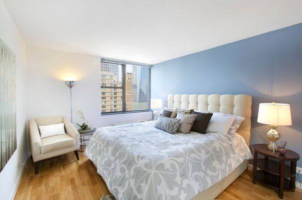 Large 1 BR newly renovated with open kitchen and Statue of Liberty views