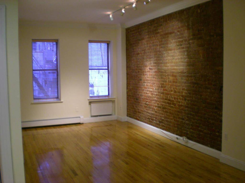 $3500 **EXPOSED BRICK** EAST VILLAGE ONE BEDROOM** PLEASE CALL 347-885-9692 FOR SHOWING