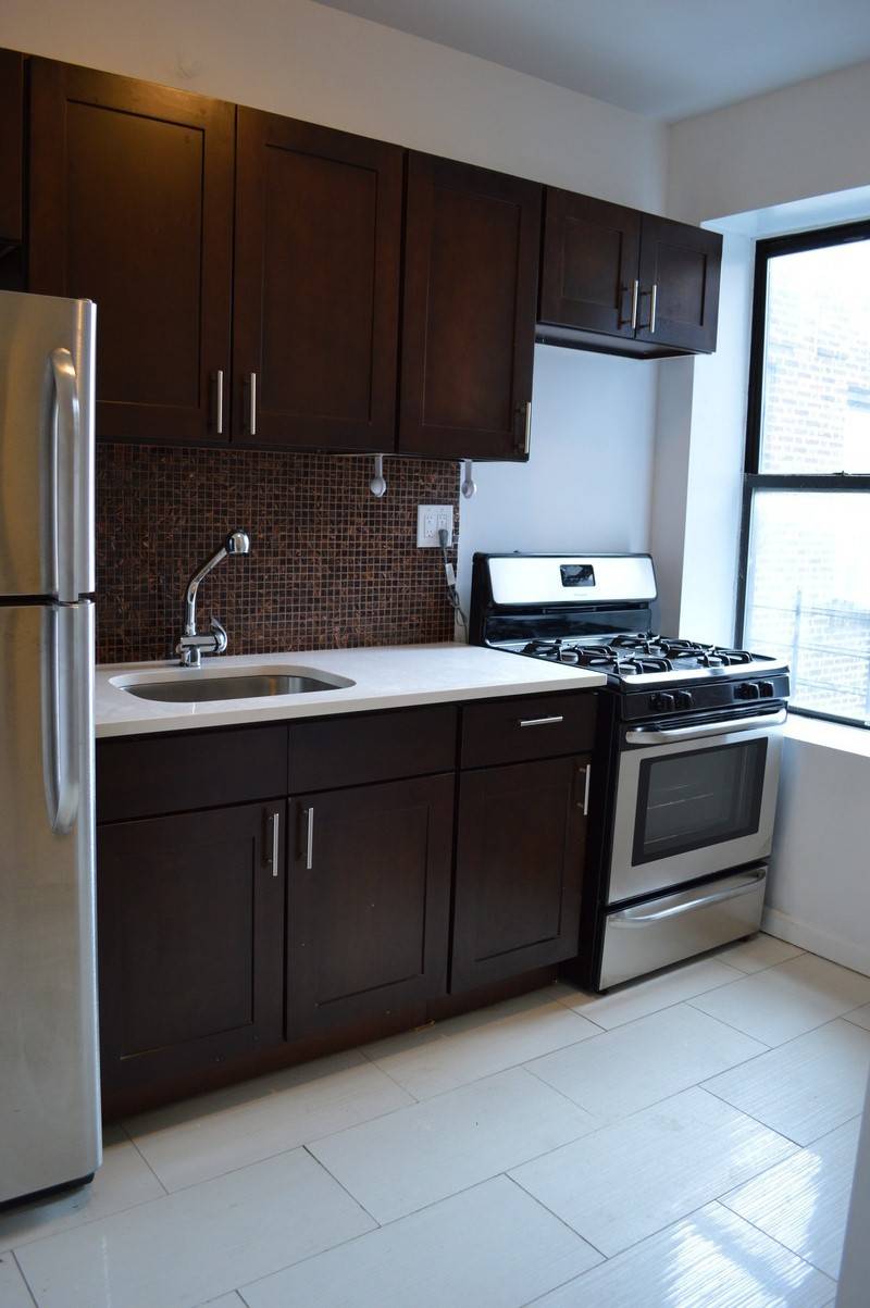 ★★★  Upper West Side - Manhattan Avenue  W 115 St  - 3 Bed / 3 Bath apartment .  WILL RENT FAST
