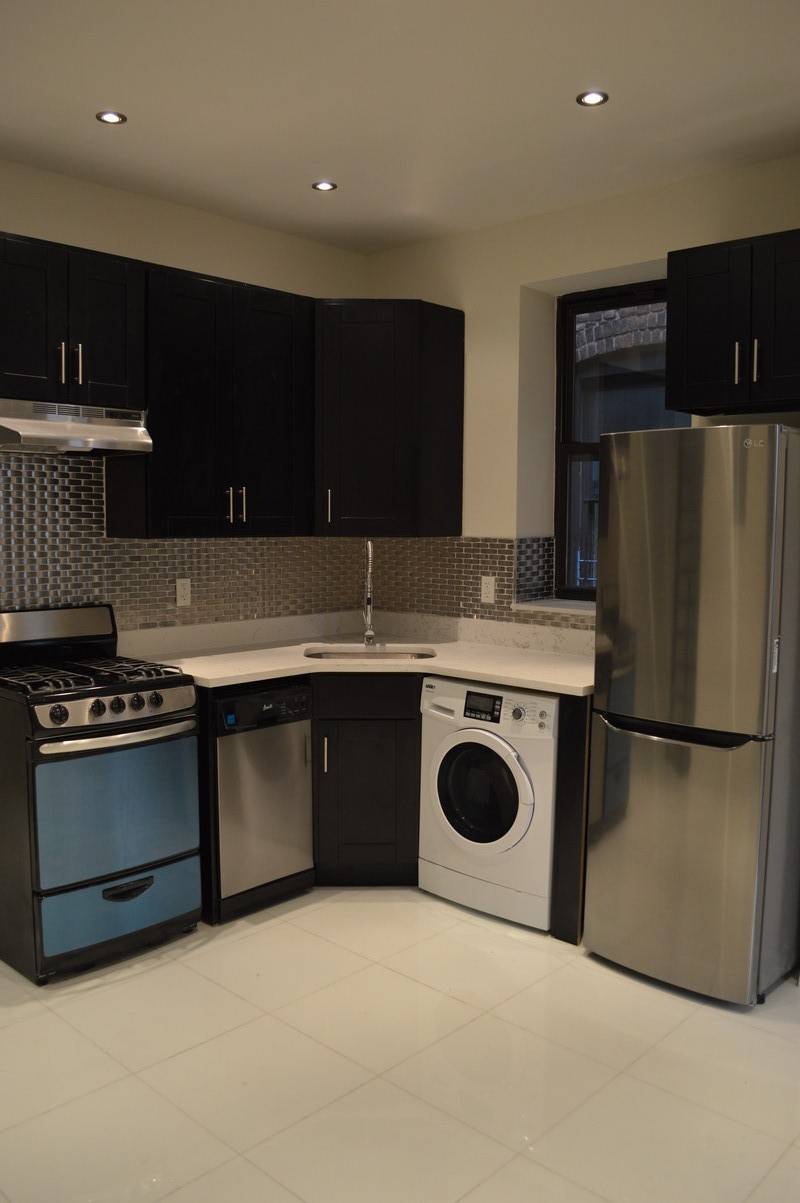 ★★★ NO FEE !!! Upper West SIde - Amsterdam Avenue W 106th Street  - 4 Bed /2 Bath apartment .  WILL RENT FAST