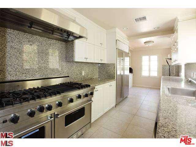 Available is a gorgeous updated single-level lower unit of a duplex