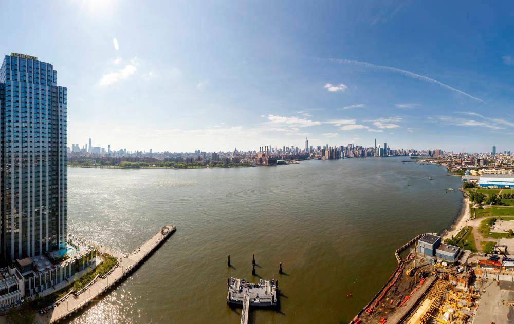 MAGNIFICENT WATERFRONT.. 3 BED IN WILLIAMSBURG BROOKLYN.. Close to Subway, Shopping, Food Markets, Etc