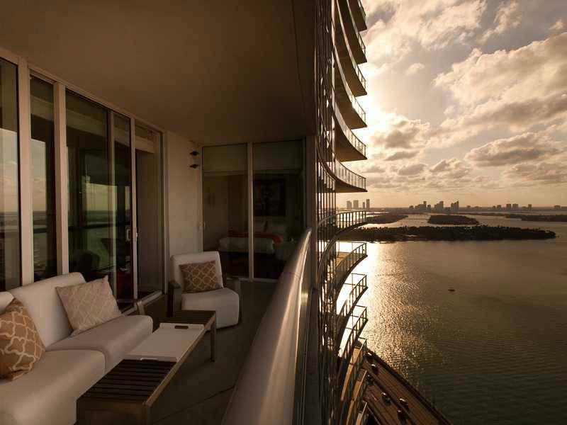 High floor expansive 2/2 offering unprecedented panoramic views of Biscayne Bay