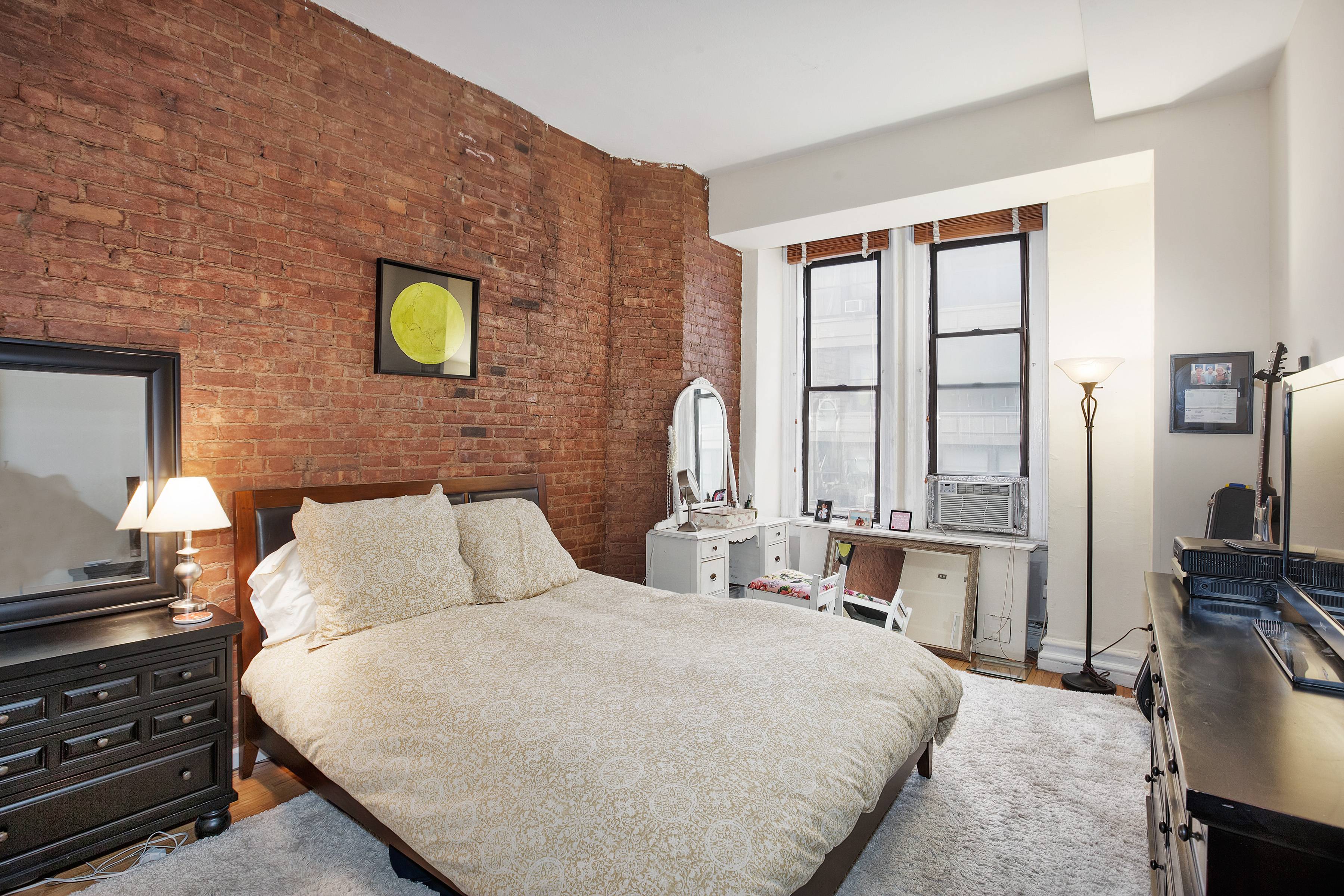 Flatiron Extra Large King Sized 1BR Sun-Blasted with 10FT Ceilings, Exposed Brick And Original Hard Wood Floors