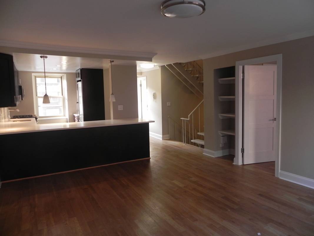 NO FEE/ 2 MONTHS FREE!!   4 BR DUPLEX TOWNHOUSE Apartment IN TRENDY TRIBECA