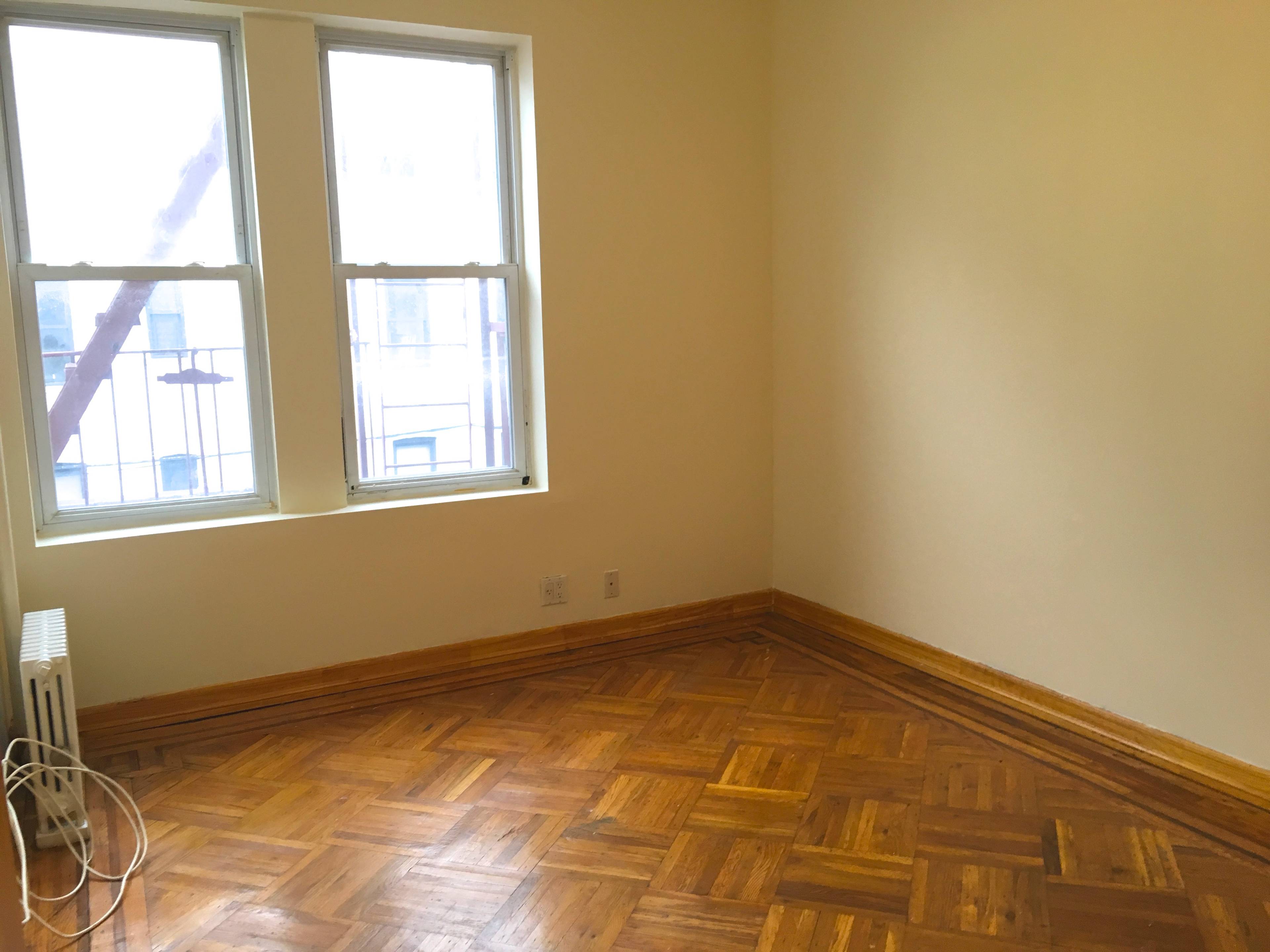 Astoria: Queen Sized 2 Bedroom Conveniently Located Off 30th Avenue & Crescent Street