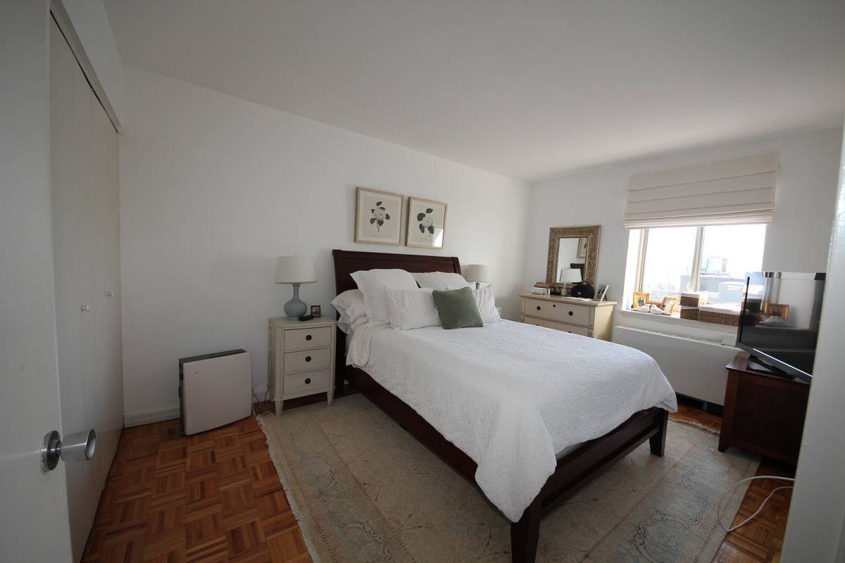 Grand Beautifully Renovated 2 Br/2 Bath With Breathtaking View In Luxury Loft Building 