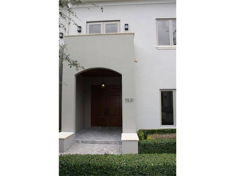 Great opportunity for investor/future resident - OAK LANE 6 BR Condo Key Biscayne Miami