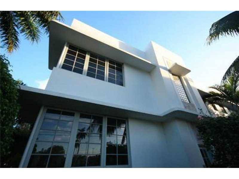Very rare 3 bedroom townhouse condo in South Beach the perfect art deco renovation
