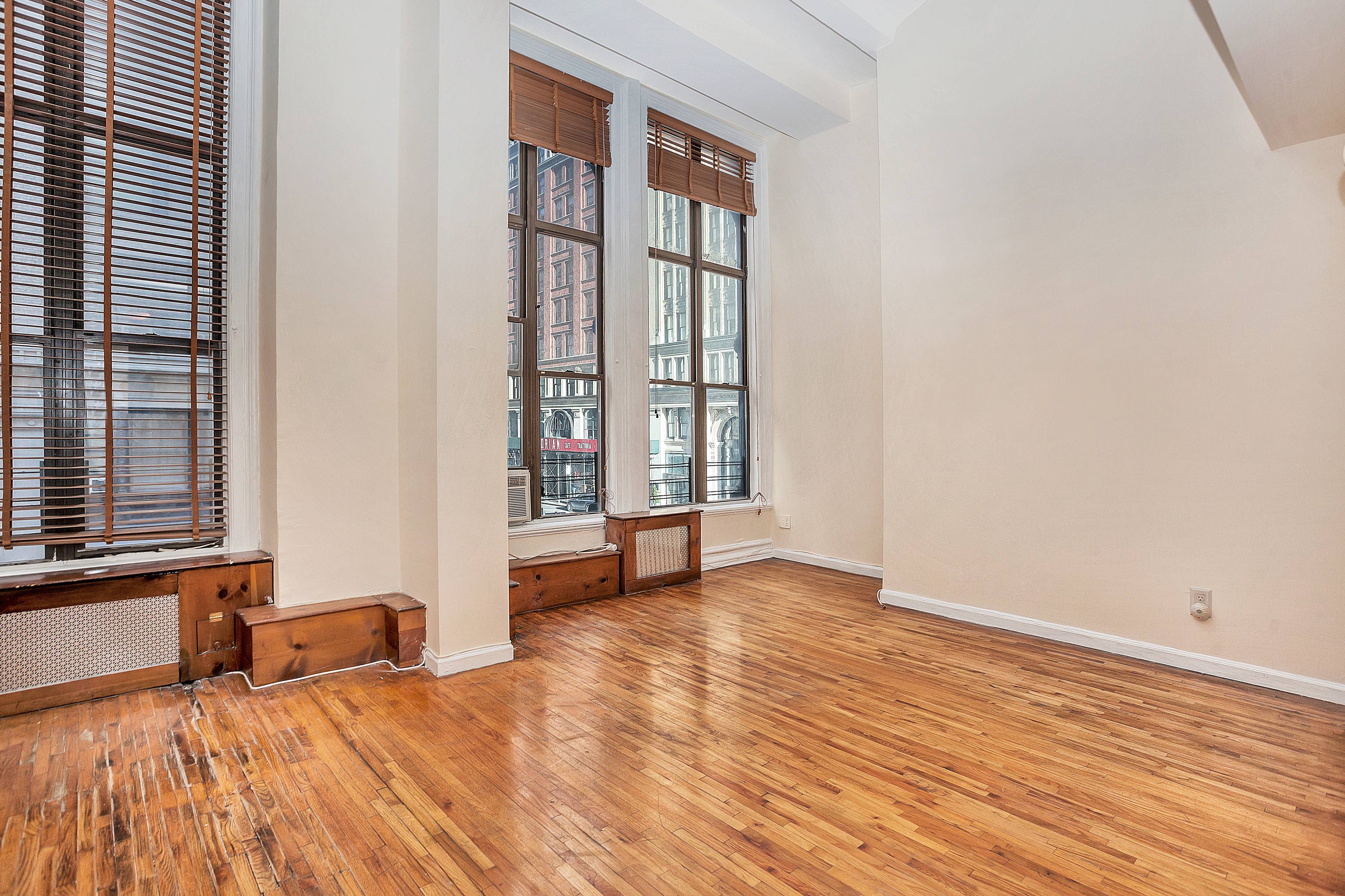 Flatiron Large Studio, 15FT Ceilings, Sun-Blasted, Over Sized Windows, Parlor Floor 1 Block From Union Square