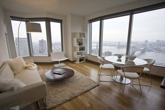 Phenomenal 2 BR/2BA with stunning views of Manhattan, located in an iconic New York Building 