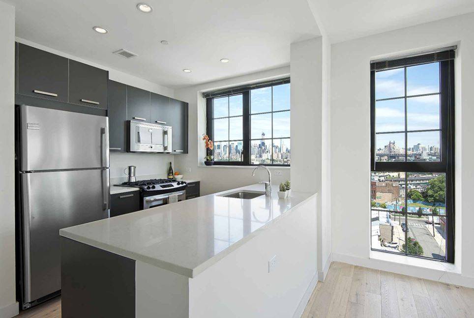 **BRAND NEW AND LUXURIOUS ONE BEDROOM IN LONG ISLAND CITY** 2,575