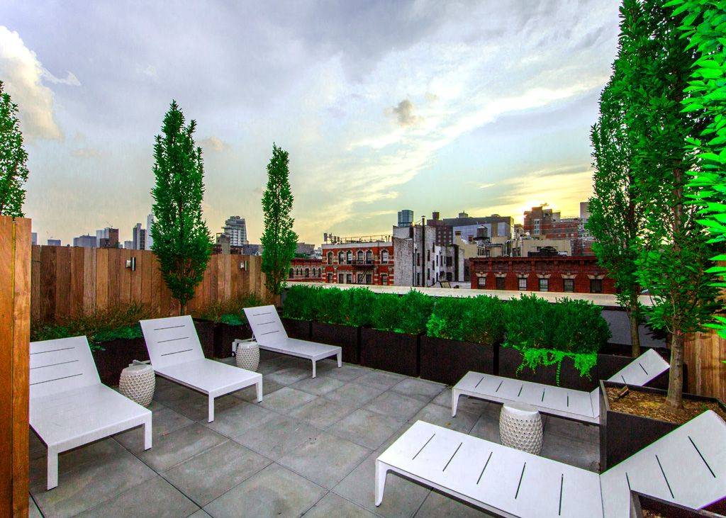 East Village Luxury 2 Bedroom W/ Private Balcony and Laundry