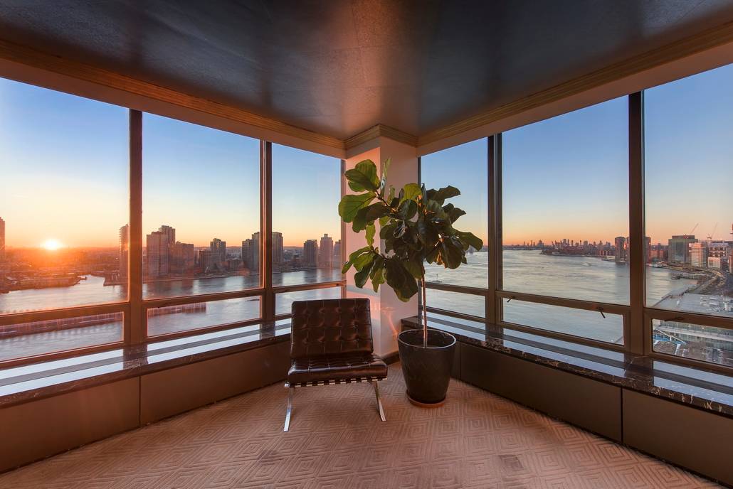 VIEWS VIEWS VIEWS! East River Mansion in the Sky at Coveted 870 United Nations Plaza