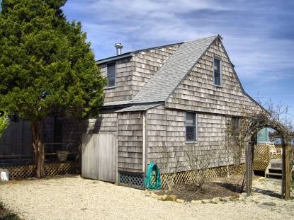 Bay Waterfront 3 Bedroom Cottage with own Beach and Dock in Southampton North