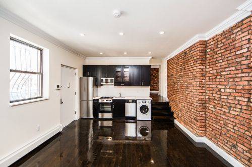 Williamsburg / Renovated 2 bedroom with Private Balcony!