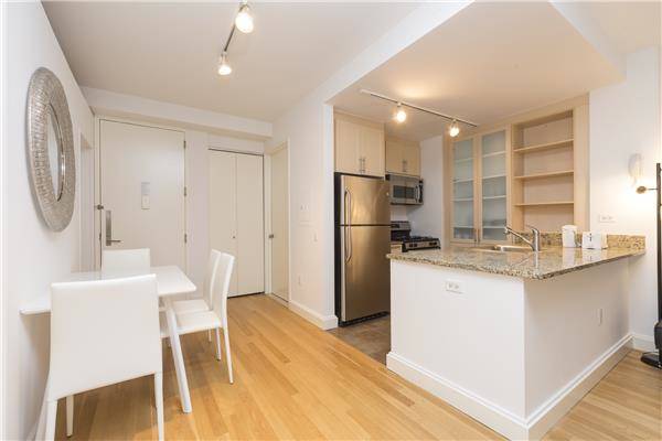 Short-Term Furnished Rental in Financial District | 3 Bedrooms | Doorman Building | Amenities | Close to All Transportation