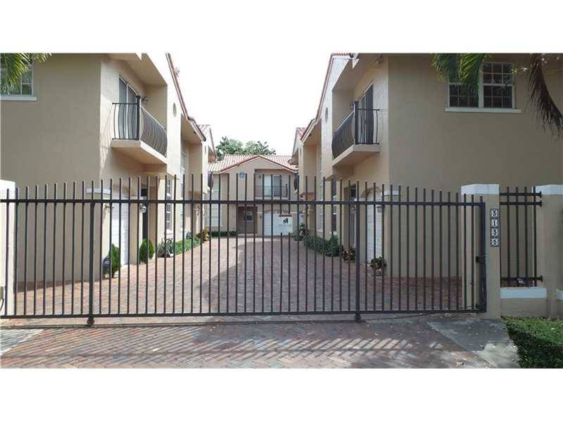 Enchanting small gated community with pool - Grove Walk Townhomes 2 BR Condo Ft. Lauderdale Miami