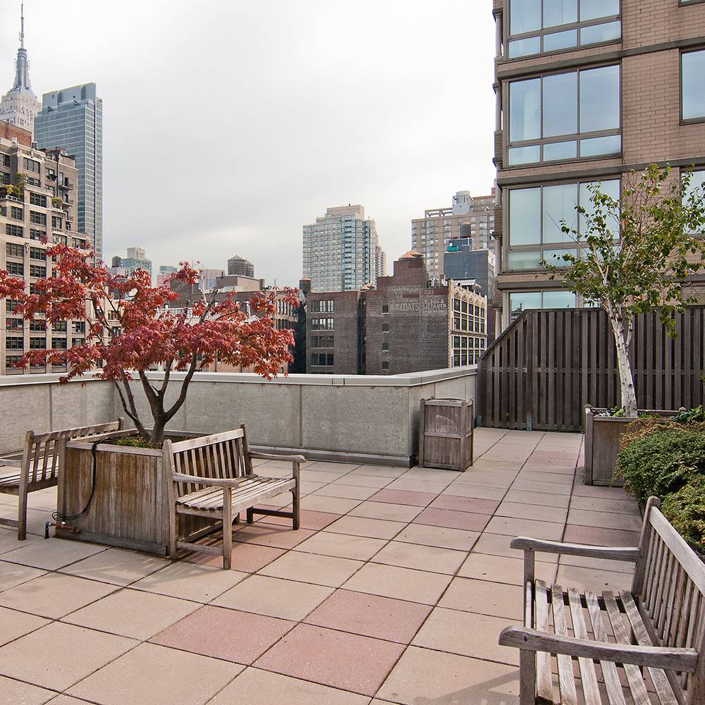 Spectacular one bedroom penthouse apartment with private roof. Chelsea.