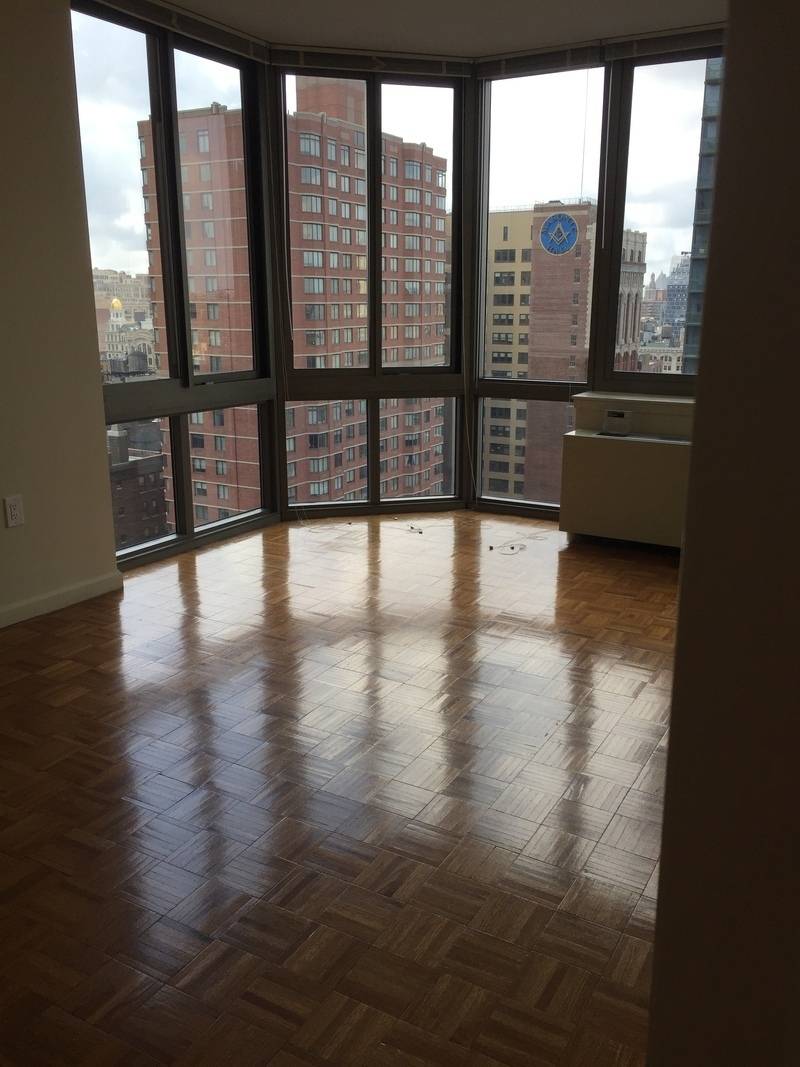 Beautiful 2 bedroom apartment with high ceilings. Prime location.
