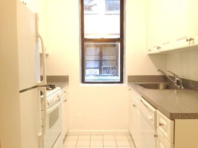 RENOVATED MIDTOWN PRE WAR ONE BED! ELEVATOR / LAUNDRY/ LIVE IN SUPER! NO FEE!