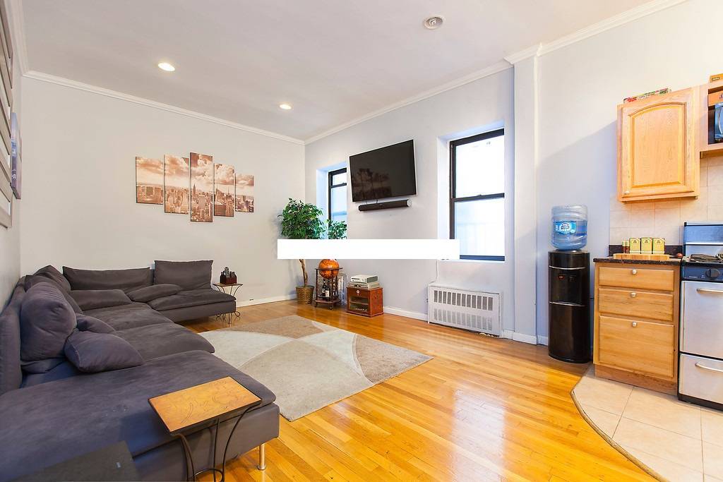 MURRAY HILL: Converted Two Bedroom -  High Ceilings
