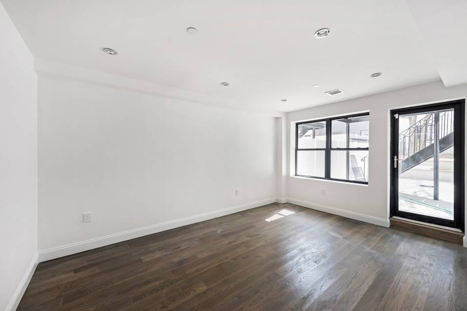 NEW CONSTRUCTION! LUXURY TOWNHOUSE DUPLEX 1 BED RENTAL with bonus room! IN BED STUY