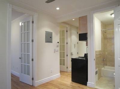 Beautifully renovated 2 bedroom in Murray Hill with a balcony - Laundry in the unit - dishwasher