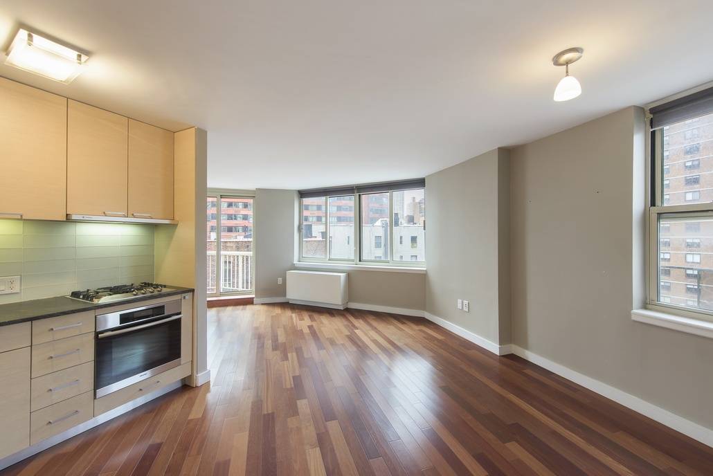 BEST DEAL ON UES! SOUTH WEST CORNER 1 BEDROOM/1 BATHROOM W/ PRIVATE BALCONY AT THE OMNI! 