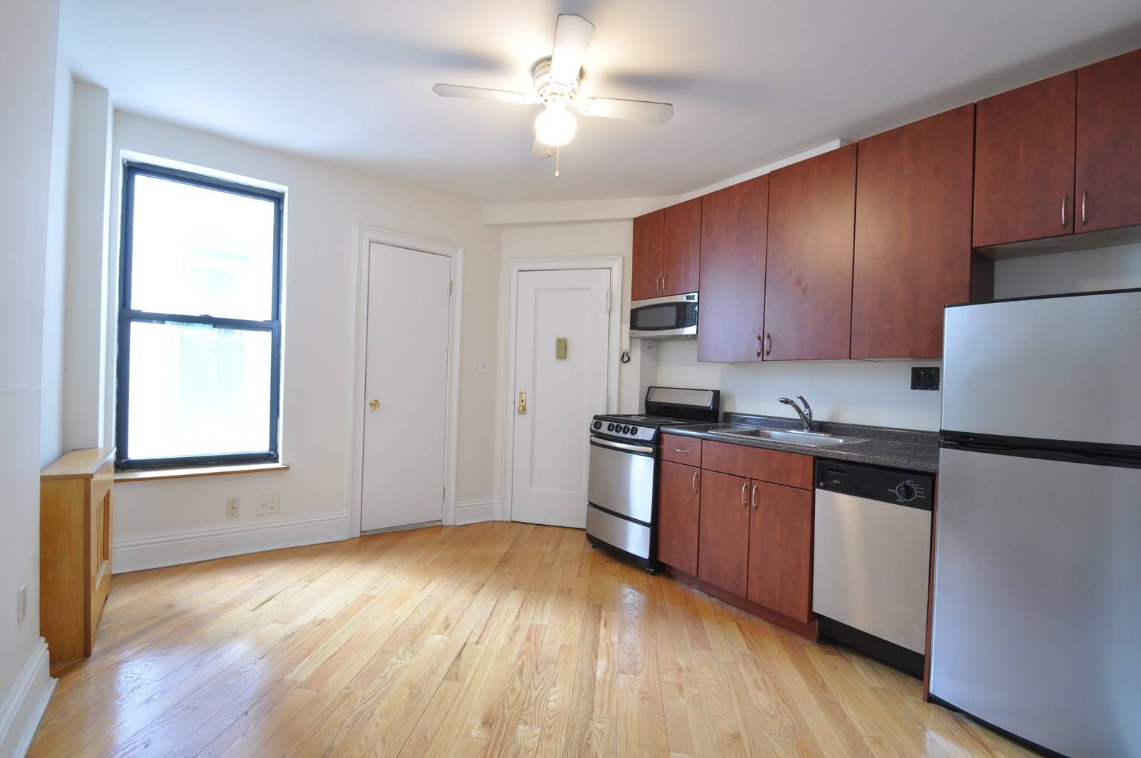 RECENTLY RENOVATED 1 BEDROOM -- HIGH CEILINGS -- LINCOLN SQUARE -- STEPS FROM LINCOLN CENTER