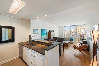 No Broker Fee!  Fabulous Flatiron 1 Bedroom Apartment with 1 Bath featuring a Gym and Rooftop Deck