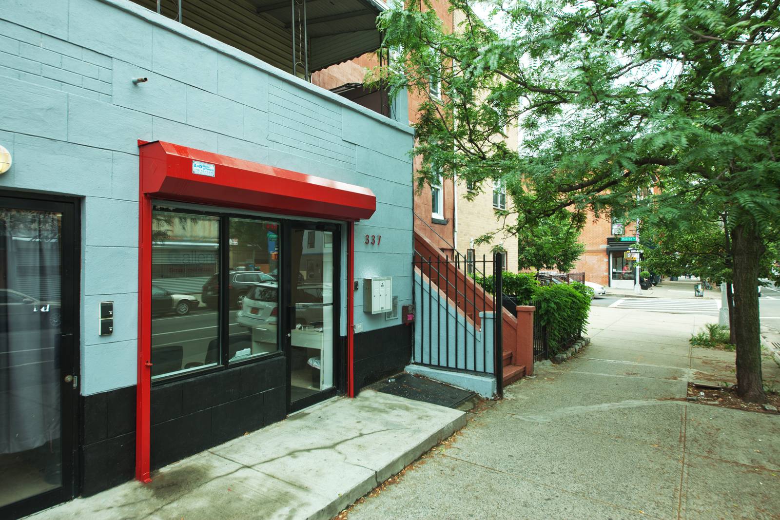 Vacant Retail Space with full basement & Back Yard / Ideal for Wine Bar, Restaurant, Cafe use!