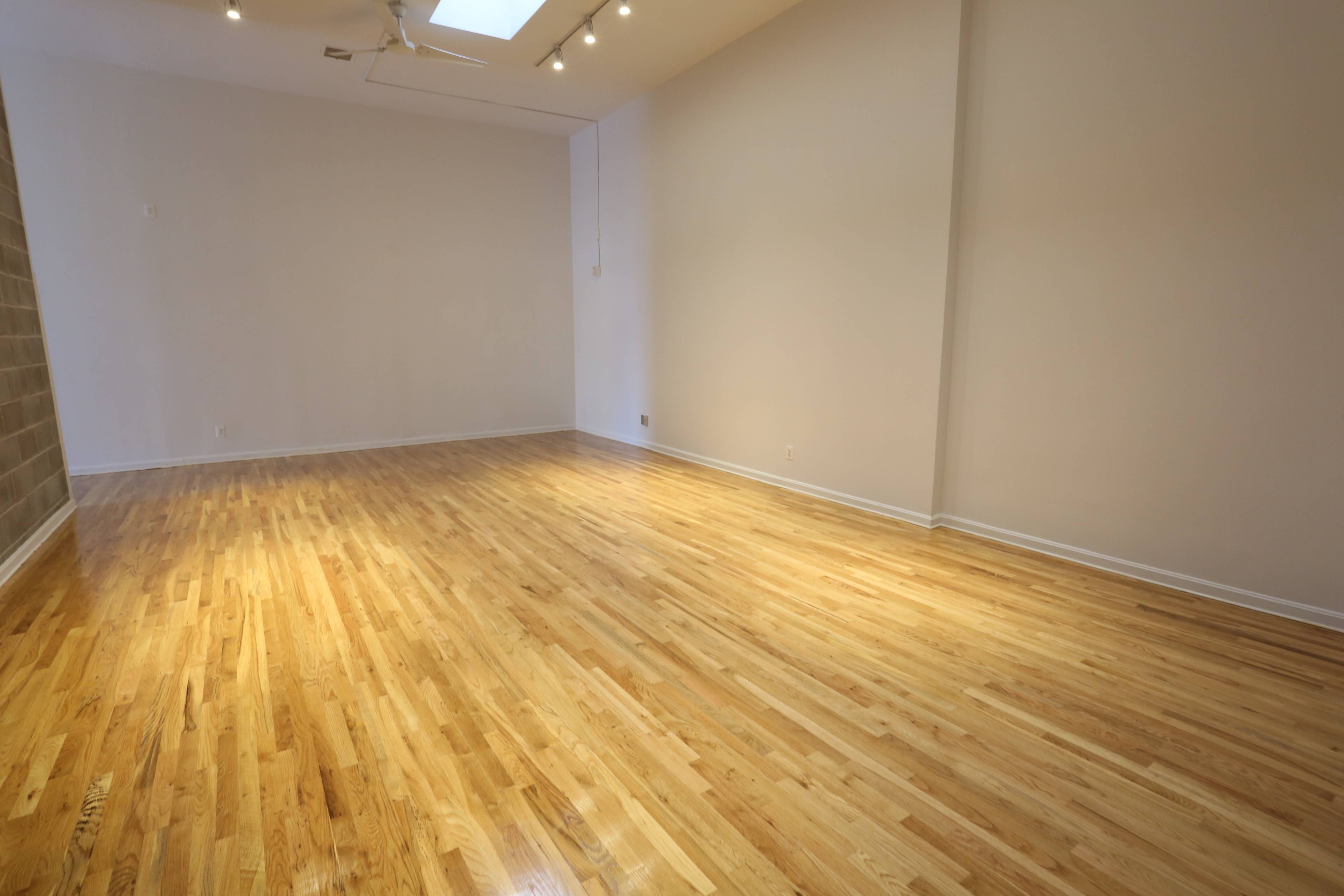 Amazing Commercial Space in Prime North Side - Perfect for Any Dry Use  - Art Gallery, Photo Studio, Office Space, Etc