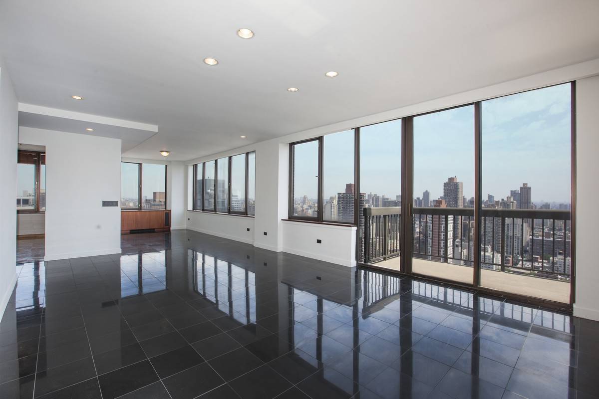 Stunning Sun Drenched 3 Bed/2.5 Bath With City Views In A Luxurious Condo Building