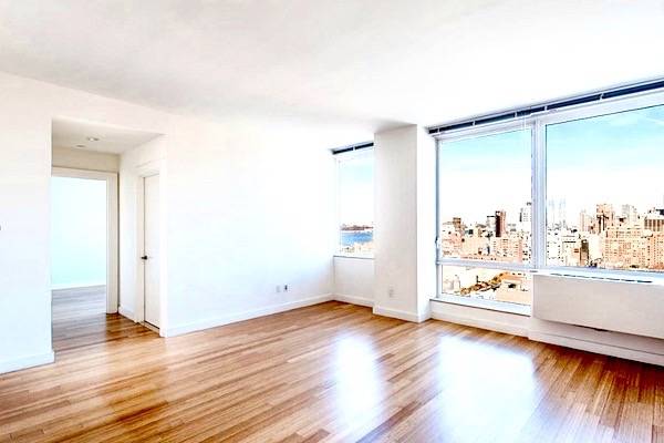 Stunning Oversized 1 BR Condo on the Highline ~ W/D ~ Lots of Amenities!