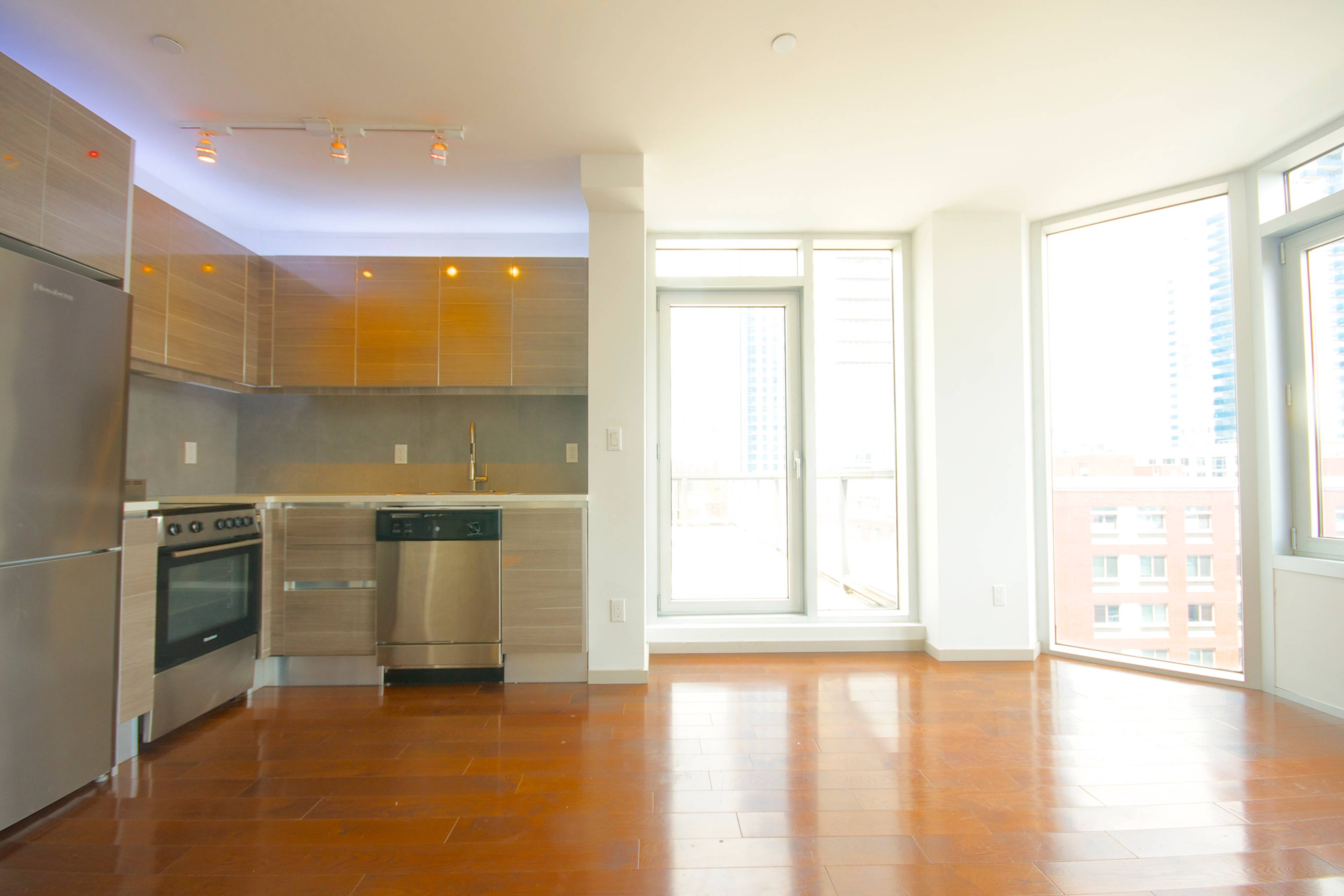 Pentouse 2 Bedroom w/Massive Private Deck and Roof Terrace in Luxury Building w/Pool and Gym