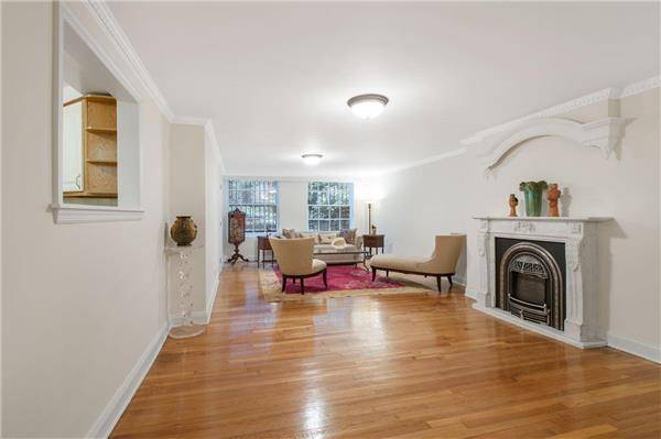 Chelsea : 2 Bed/2 Bath with 9 CLOSETS and Private Garden!