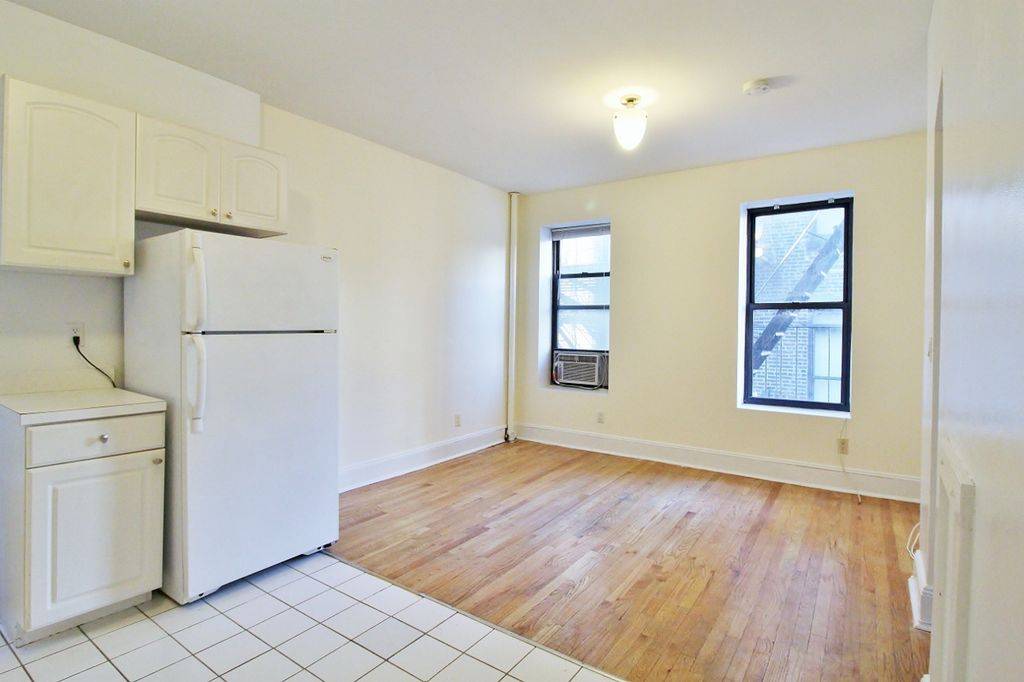 Bright and centrally located West Village 1 Bedroom Steps from Dining and Shopping