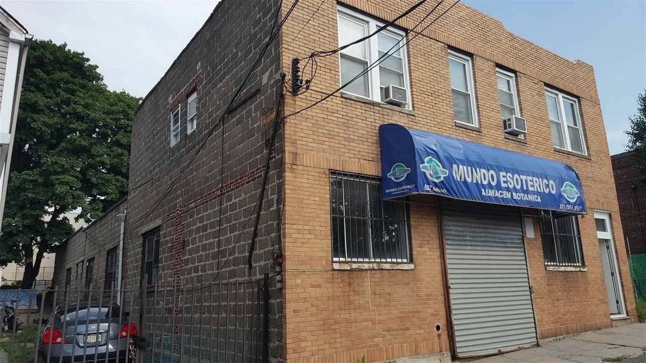 3800 sqft warehouse (Vacant) with 2 apartments ($1000 each month to month) upstairs great location