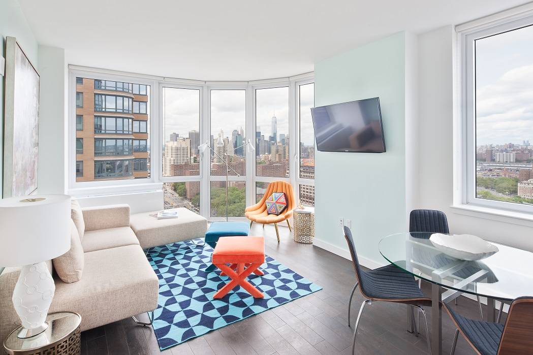 PENTHOUSE 3 BED WITH SWEEPING NYC VIEWS, ROOFTOP POOL, 2 LEVEL FITNESS, ROOF DECK & MORE