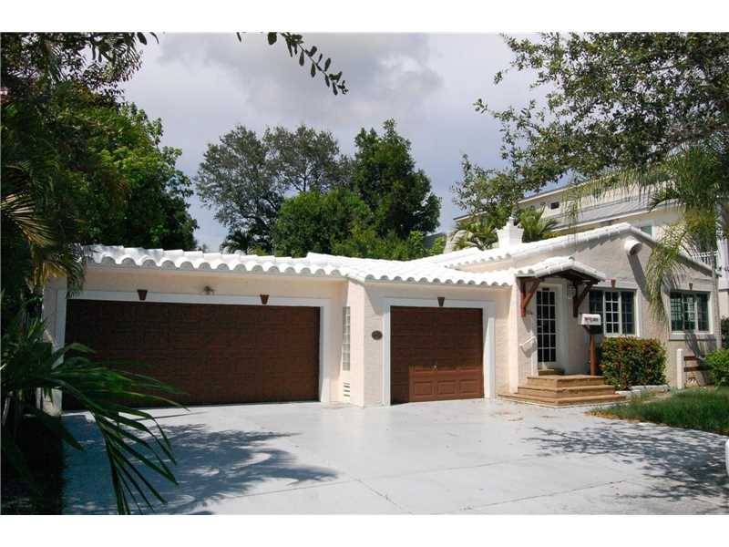 Charming Old Florida home with a 3 car garage home in the lovely Victoria Park