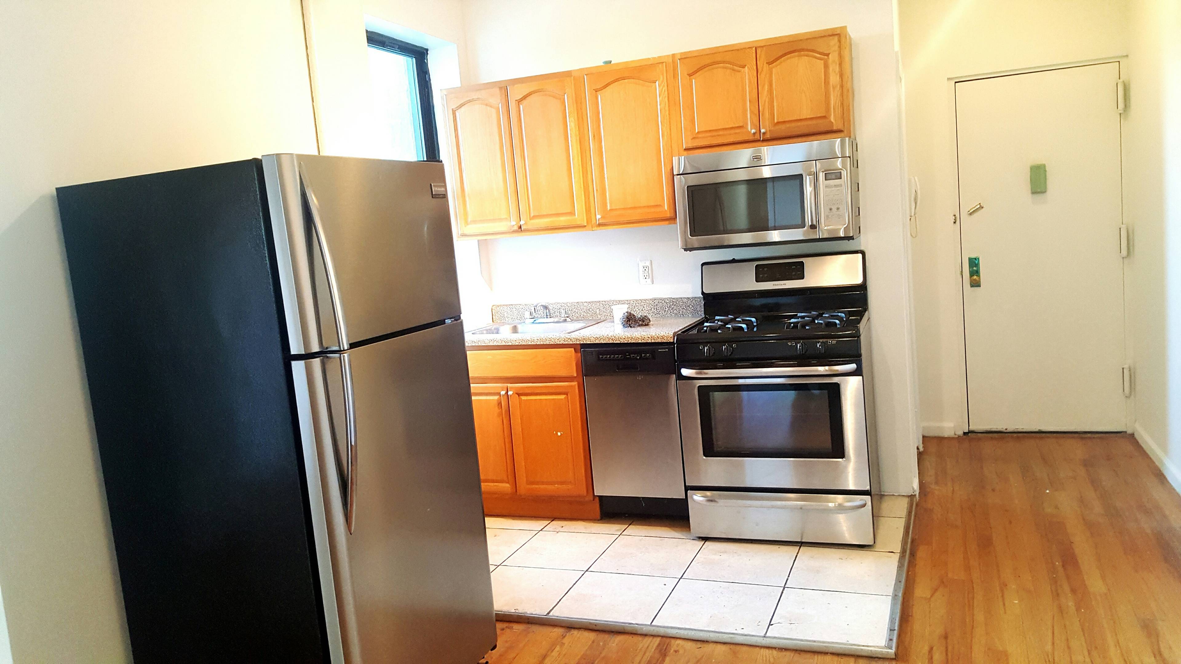Beautiful Renovated 3 Bedroom 1 Bathroom w/Dishwasher and Laundry in Builiding