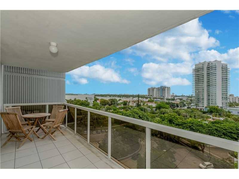 Don't miss out on this opportunity to own a 2/2 in an amazing location off the Venetian Causeway on Belle Isle